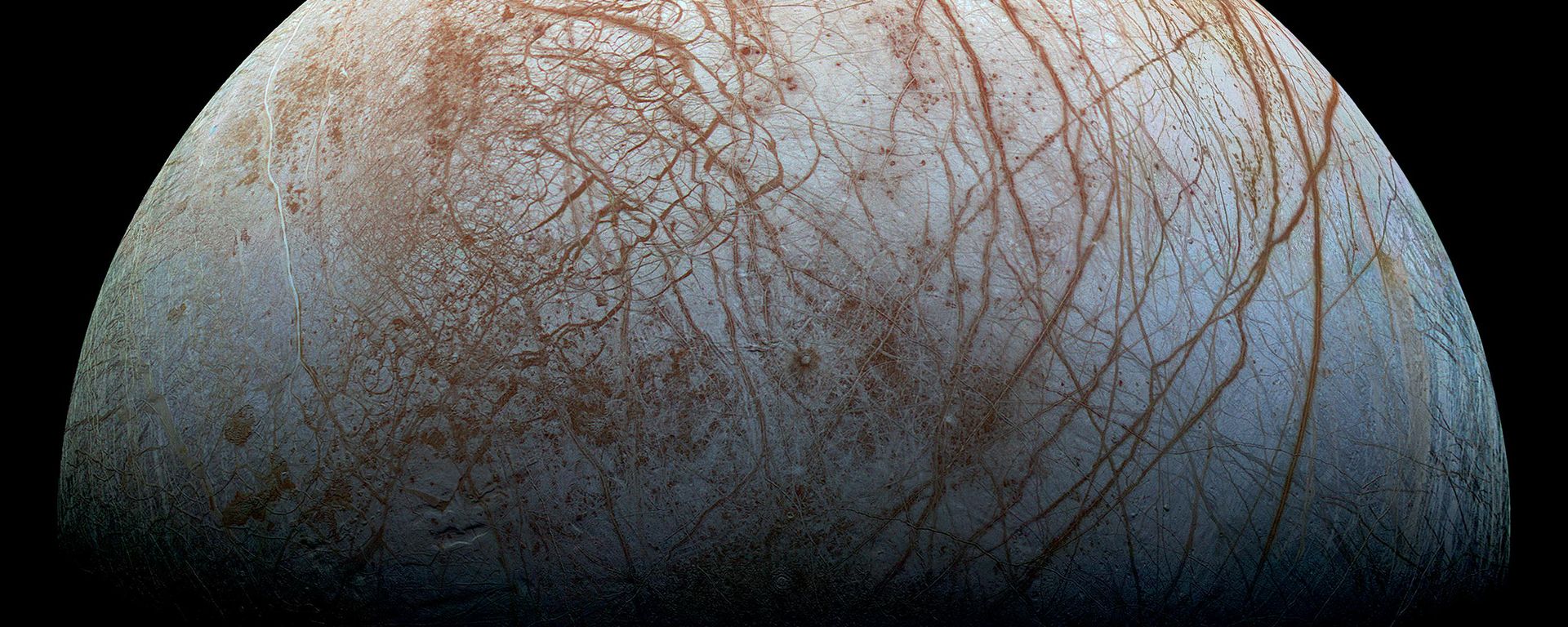 A superfície intrigante e fascinante de Europa, a lua gelada de Júpiter, destaca-se nesta imagem colorida recém-reprocessada, criada a partir de fotos feitas pela sonda Galileo da NASA no final da década de 1990 - Sputnik Brasil, 1920, 28.09.2026