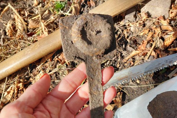 Raro conjunto de acessórios de escudo celta e uma ponta de lança foram descobertos perto da vila de Erdobenye, no nordeste da Hungria - Sputnik Brasil