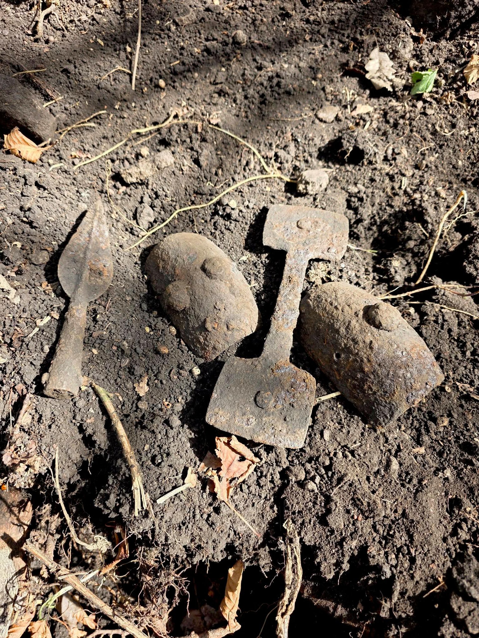 Raro conjunto de acessórios de escudo celta e uma ponta de lança foram descobertos perto da vila de Erdobenye, no nordeste da Hungria Raro conjunto de acessórios de escudo celta e uma ponta de lança foram descobertos perto da vila de Erdobenye, no nordeste da Hungria
