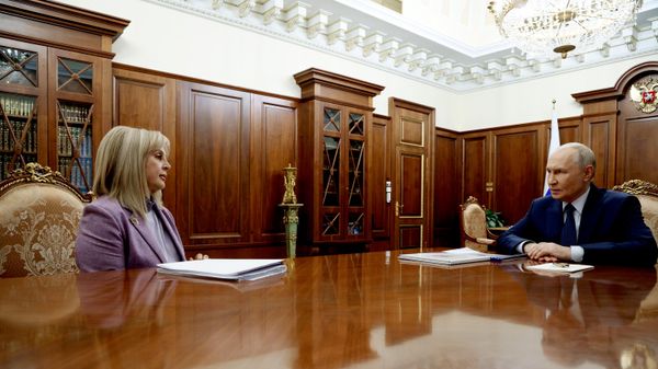 O presidente da Rússia, Vladimir Putin, em reunião com a presidente da Comissão Eleitoral Central (CEC), Ella Pamfilova, em 28 de setembro de 2026 - Sputnik Brasil