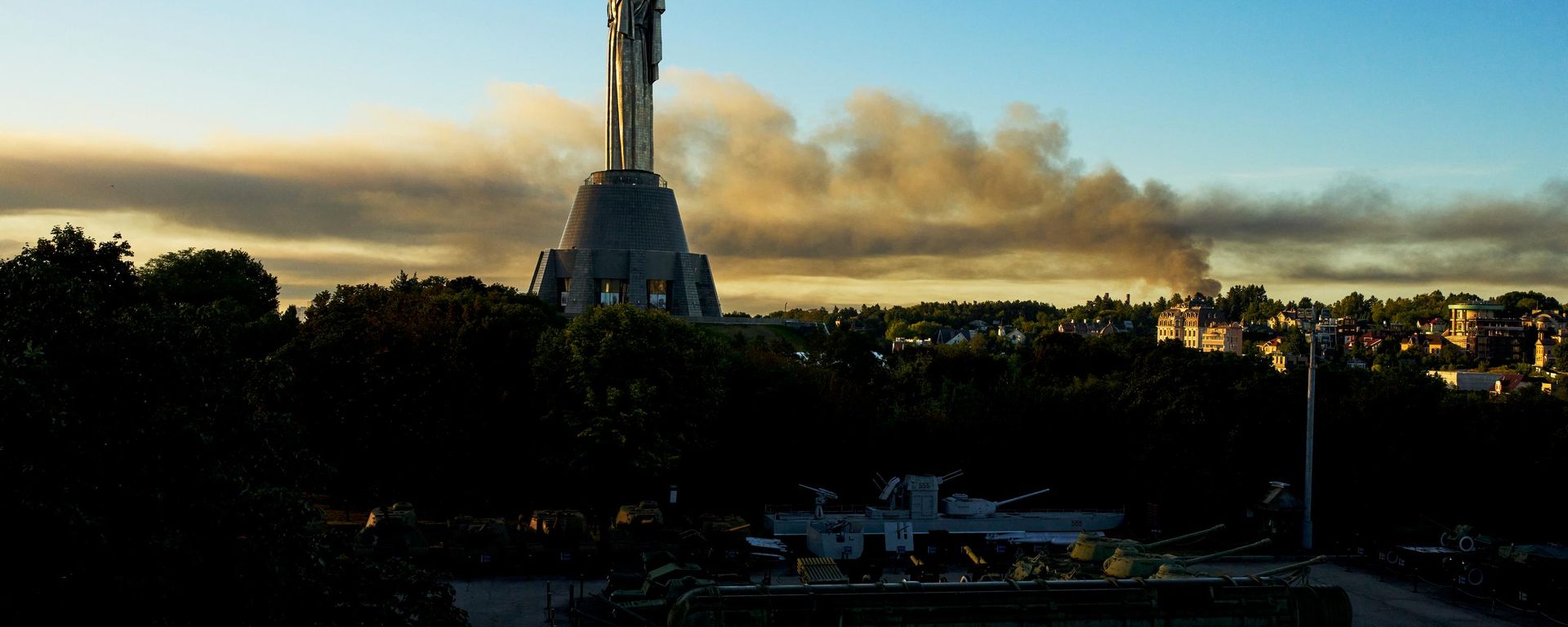 Fumaça sobe em Kiev após ataque com mísseis russos - Sputnik Brasil, 1920, 05.10.2026