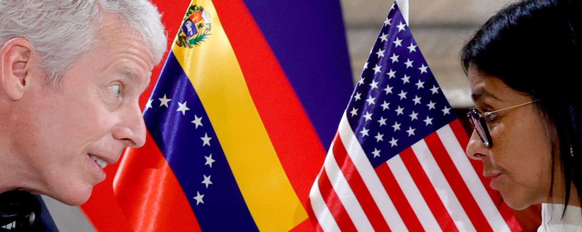 A presidente interina da Venezuela, Delcy Rodríguez, e o secretário de Energia dos Estados Unidos, Chris Wright, durante encontro em Caracas. Venezuela, 2 de setembro de 2026 - Sputnik Brasil, 1920, 29.09.2026