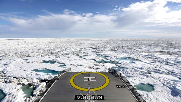 O quebra-gelo finlandês MSV Nordica navega pelo gelo marinho que flutua no estreito de Victoria, ao longo da passagem do Noroeste, no arquipélago Ártico Canadense - Sputnik Brasil