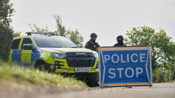 Polícia vigiando estrada indo para a base aérea de RAF Fairford, em Fairford, na Inglaterra. - Sputnik Brasil