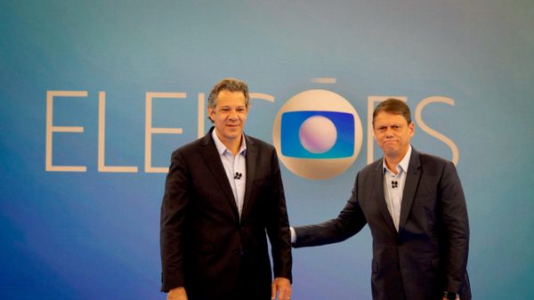 Candidatos ao governo do estado de São Paulo, Fernando Haddad (PT) e Tarcísio de Freitas (Republicanos), durante debate na TV Globo. 30 de setembro de 2026 - Sputnik Brasil