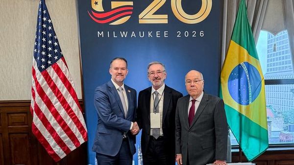 Os ministros Mauro Vieira, das Relações Exteriores (MRE), e Márcio Elias Rosa, do Desenvolvimento, Indústria, Comércio e Serviços (MDIC), em Milwaukee, com o Representante de Comércio dos Estados Unidos (USTR), Jamieson Greer, à margem da Reunião de Ministros do Comércio do G20, 30 de setembro de 2026 - Sputnik Brasil
