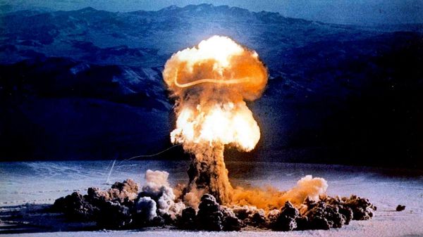 Uma explosão de teste em Nevada - Sputnik Brasil