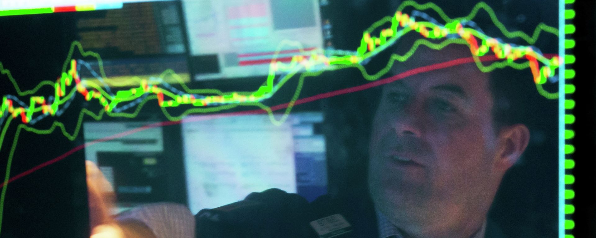 O especialista Michael McDonnell aparece refletido em uma tela em seu posto no pregão da Bolsa de Valores de Nova York, 20 de março de 2015 - Sputnik Brasil, 1920, 01.10.2026