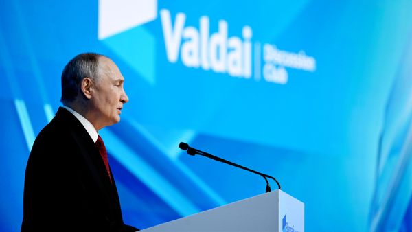 Presidente russo Vladimir Putin faz discurso durante a 19ª edição do Clube Valdai, em 2026 - Sputnik Brasil