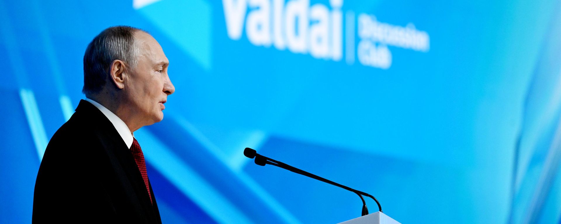 Presidente russo Vladimir Putin faz discurso durante a 19ª edição do Clube Valdai, em 2026 - Sputnik Brasil, 1920, 01.10.2026