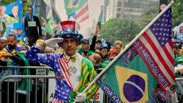 Apoiador de Flávio Bolsonaro veste fantasia com motivos das bandeiras do Brasil e dos EUA durante evento em celebração ao Dia da Independência do Brasil, em São Paulo. Brasil, 7 de setembro de 2026 - Sputnik Brasil