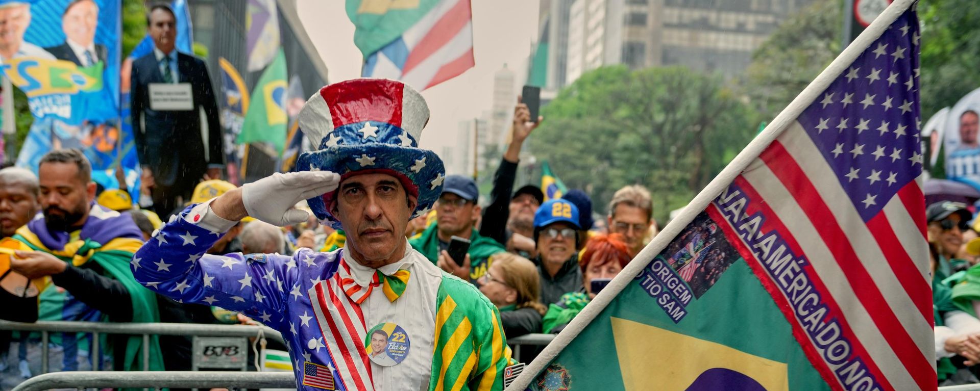 Apoiador de Flávio Bolsonaro veste fantasia com motivos das bandeiras do Brasil e dos EUA durante evento em celebração ao Dia da Independência do Brasil, em São Paulo. Brasil, 7 de setembro de 2026 - Sputnik Brasil, 1920, 02.10.2026