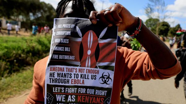 Manifestante exibe cartaz durante um protesto contra a proposta de um centro de quarentena para o ebola, a ser estabelecido pelos Estados Unidos na Base Aérea de Laikipia, em Nanyuki. Quênia, 1º de junho de 2026 - Sputnik Brasil