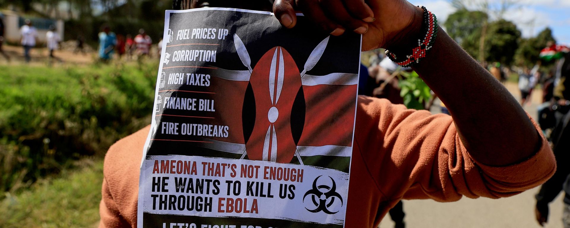 Manifestante exibe cartaz durante um protesto contra a proposta de um centro de quarentena para o ebola, a ser estabelecido pelos Estados Unidos na Base Aérea de Laikipia, em Nanyuki. Quênia, 1º de junho de 2026 - Sputnik Brasil, 1920, 02.10.2026