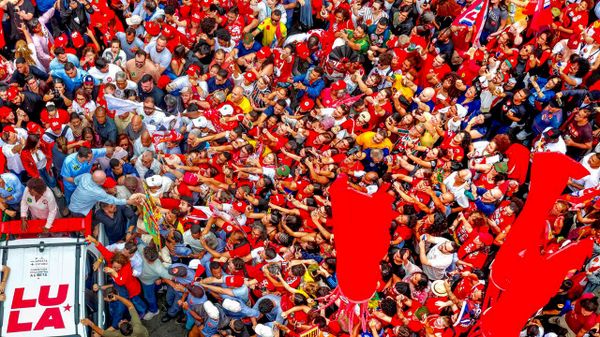 Milhares de pessoas se reuniram, em 2 de outubro de 2026, em ato com o presidente do Brasil, Luiz Inácio Lula da Silva, no Centro do Rio de Janeiro (RJ), às vésperas do primeiro turno das eleições brasileiras - Sputnik Brasil