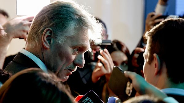 O porta-voz do Kremlin, Dmitry Peskov, fala com jornalistas antes da sessão plenária da 23ª reunião anual do Clube Valdai de Discussões Internacionais, em 1º de outubro de 2026 - Sputnik Brasil
