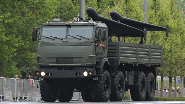 Veículos aéreos não tripulados Geran-2 na carroceria de um caminhão KamAZ durante o ensaio de um desfile em homenagem ao 80º aniversário da Vitória na Segunda Guerra Mundial (a Grande Guerra pela Pátria) - Sputnik Brasil