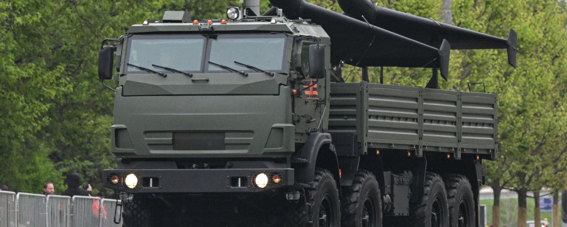 Veículos aéreos não tripulados Geran-2 na carroceria de um caminhão KamAZ durante o ensaio de um desfile em homenagem ao 80º aniversário da Vitória na Segunda Guerra Mundial (a Grande Guerra pela Pátria) - Sputnik Brasil, 1920, 03.10.2026