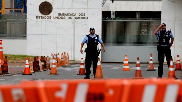 Agentes de segurança permanecem do lado de fora da Embaixada dos EUA após a suspensão dos serviços consulares devido a preocupações com a segurança, em Brasília, Brasil, 2 de outubro de 2026 - Sputnik Brasil
