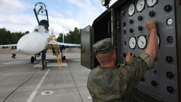 Предполетная подготовка многоцелевого истребителя Су-27 морской авиации Военно-морского флота РФ в ходе летно-тактических учений экипажей истребителей в Калининграде Предполетная подготовка многоцелевого истребителя Су-27 морской авиации Военно-морского флота РФ в ходе летно-тактических учений экипажей истребителей в Калининграде - Sputnik Brasil