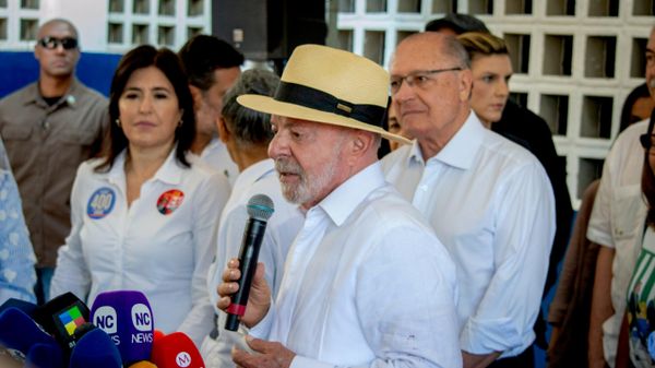 O presidente da República, Luiz Inácio Lula da Silva, falou com a imprensa após votar em São Bernardo do Campo (SP), neste domingo (4) - Sputnik Brasil