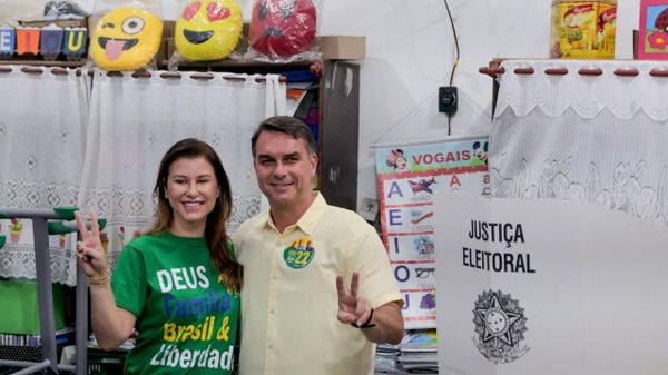 Flávio Bolsonaro votou na manhã deste domingo (4), no Rio de Janeiro, em uma escola do bairro de Vila Isabel - Sputnik Brasil