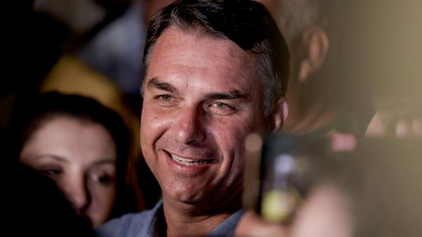 Flávio Bolsonaro (PL) fala com jornalistas após a vitória no primeiro turno das eleições de 2026 sobre seu oponente, Luiz Inácio Lula da Silva (PT). - Sputnik Brasil
