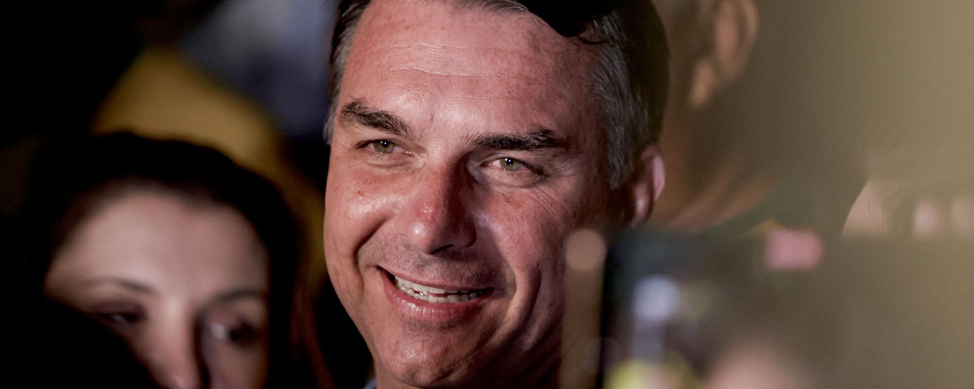 Flávio Bolsonaro (PL) fala com jornalistas após a vitória no primeiro turno das eleições de 2026 sobre seu oponente, Luiz Inácio Lula da Silva (PT). - Sputnik Brasil, 1920, 04.10.2026