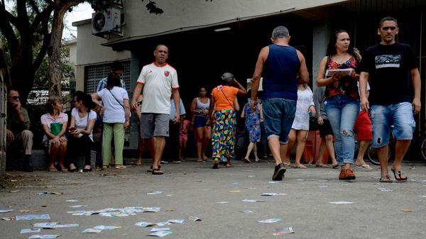 Muitos santinhos de políticos foram jogados na Escola Municipal Bahia, na Maré, zona norte da capital do Rio de Janeiro. Brasil, 4 de outubro de 2026 - Sputnik Brasil