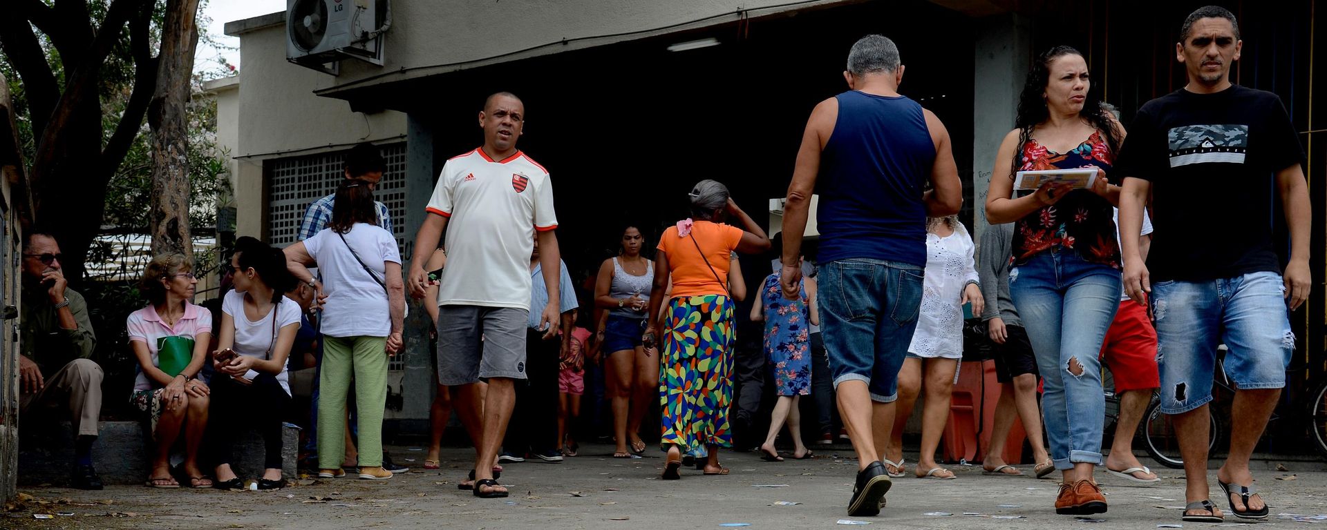 Muitos santinhos de políticos foram jogados na Escola Municipal Bahia, na Maré, zona norte da capital do Rio de Janeiro. Brasil, 4 de outubro de 2026 Muitos santinhos de políticos foram jogados na Escola Municipal Bahia, na Maré, zona norte da capital do Rio de Janeiro. Brasil, 4 de outubro de 2026 - Sputnik Brasil, 1920, 05.10.2026