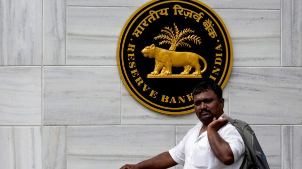 Um homem caminha em frente à sede do Banco Central da Índia (RBI), em Mumbai. Índia, 6 de junho de 2025 - Sputnik Brasil