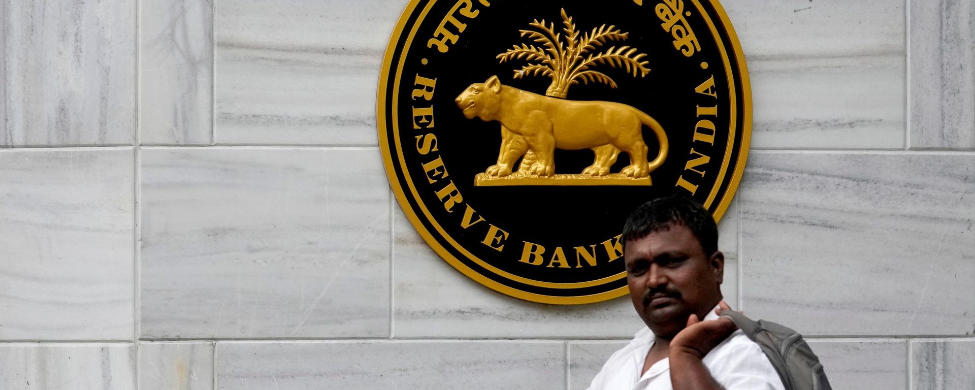 Um homem caminha em frente à sede do Banco Central da Índia (RBI), em Mumbai. Índia, 6 de junho de 2025 - Sputnik Brasil, 1920, 05.10.2026