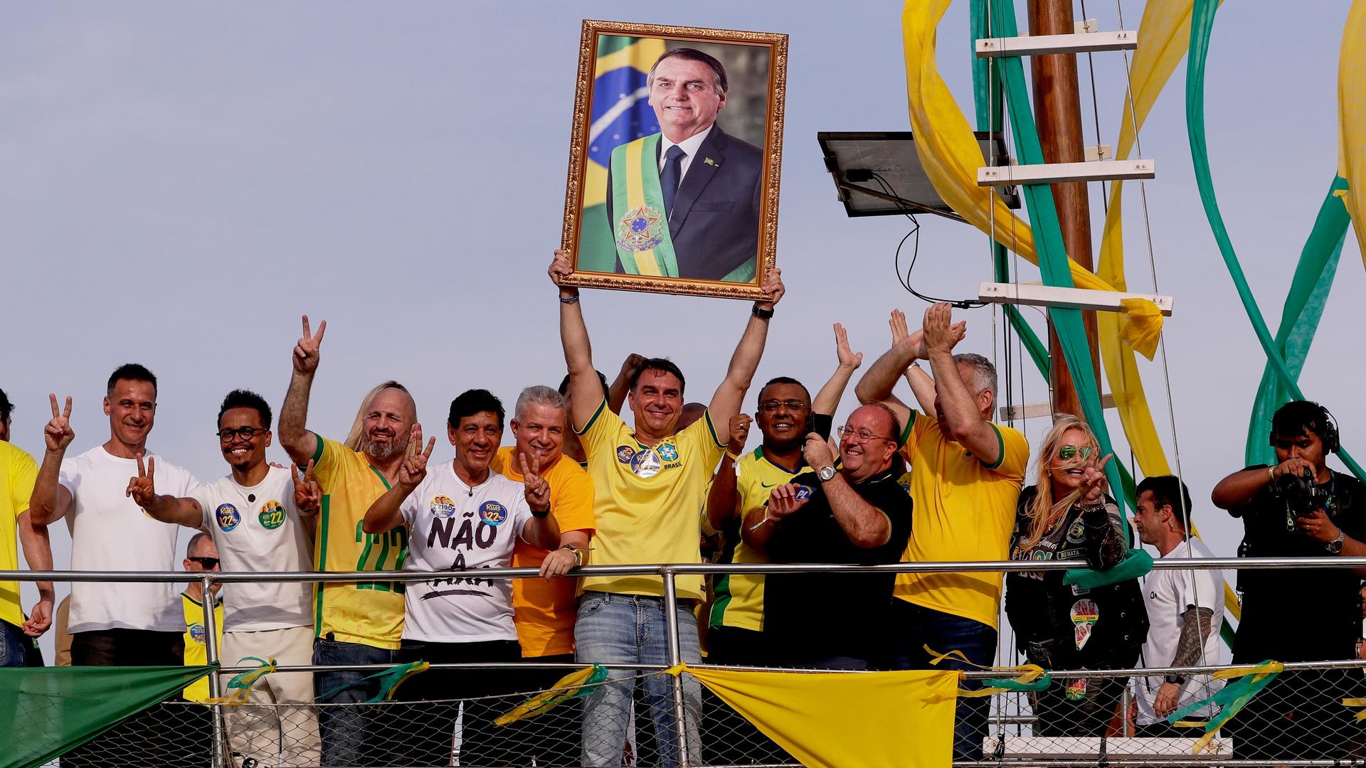 Flávio Bolsonaro (PL) segura quadro com a foto do pai, Jair Bolsonaro, em 29 de agosto de 2026 Flávio Bolsonaro (PL) segura quadro com a foto do pai, Jair Bolsonaro, em 29 de agosto de 2026 - Sputnik Brasil, 1920, 05.10.2026