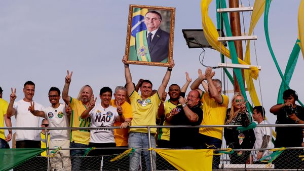 Flávio Bolsonaro (PL) segura quadro com a foto do pai, Jair Bolsonaro, em 29 de agosto de 2026 - Sputnik Brasil