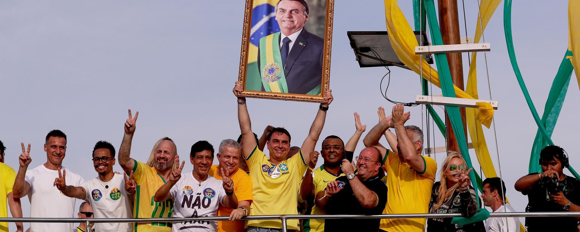 Flávio Bolsonaro (PL) segura quadro com a foto do pai, Jair Bolsonaro, em 29 de agosto de 2026 - Sputnik Brasil, 1920, 05.10.2026