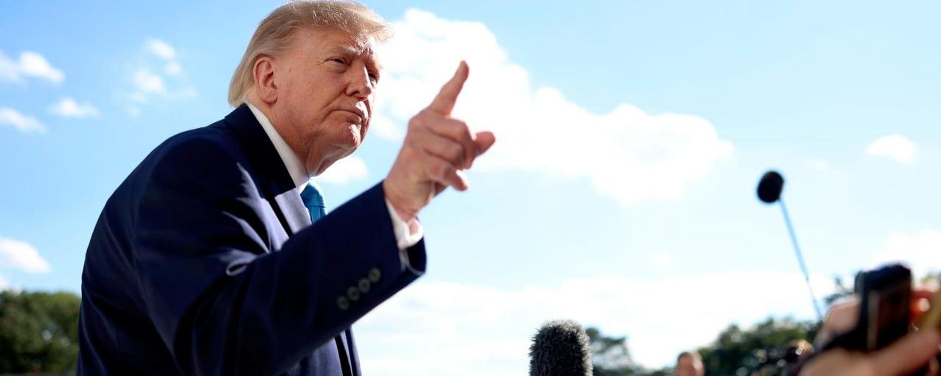 O presidente dos Estados Unidos, Donald Trump, durante conversa com jornalistas na Casa Branca, em Washington, nos EUA, em 5 de outubro de 2026 - Sputnik Brasil, 1920, 16.10.2026