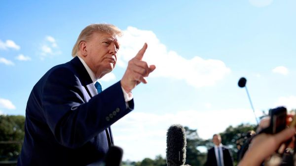 O presidente dos Estados Unidos, Donald Trump, durante conversa com jornalistas na Casa Branca. Washington, D.C., 5 de outubro de 2026 - Sputnik Brasil