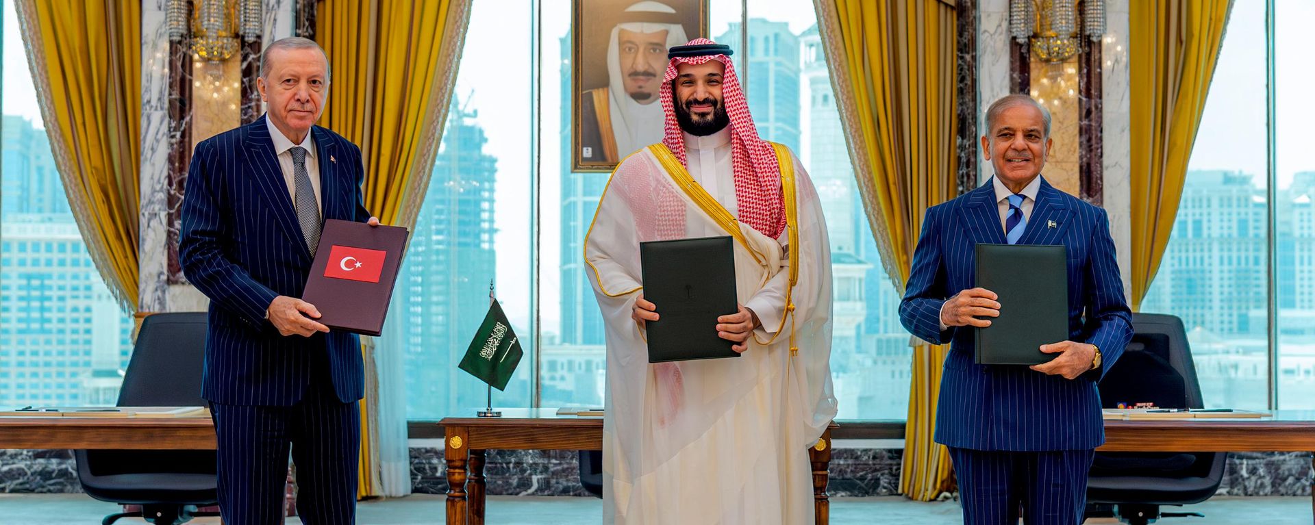 Da esquerda para a direita: o presidente da Turquia, Recep Tayyip Erdogan; o príncipe herdeiro da Arábia Saudita, Mohammed bin Salman; e o primeiro-ministro do Paquistão, Shehbaz Sharif, posam após assinarem um acordo de defesa tripartite em Meca. Arábia Saudita, 7 de agosto de 2026 - Sputnik Brasil, 1920, 05.10.2026