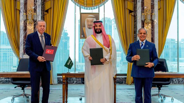 Da esquerda para a direita: o presidente da Turquia, Recep Tayyip Erdogan; o príncipe herdeiro da Arábia Saudita, Mohammed bin Salman; e o primeiro-ministro do Paquistão, Shehbaz Sharif, posam após assinarem um acordo de defesa tripartite em Meca. Arábia Saudita, 7 de agosto de 2026 - Sputnik Brasil