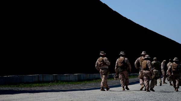 Fuzileiros navais caminham ao longo de um trecho de uma das duas barreiras fronteiriças que separam o México dos Estados Unidos, após uma coletiva de imprensa sobre operações conjuntas envolvendo militares e a Patrulha de Fronteira em San Diego, 21 de março de 2025 - Sputnik Brasil