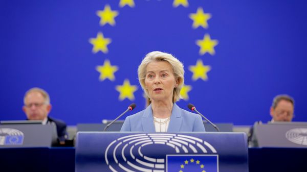 A presidente da Comissão Europeia, Ursula von der Leyen, no Parlamento Europeu - Sputnik Brasil