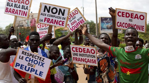 Supporters of Capt. Ibrahim Traore protest against France and the West African regional bloc known as ECOWAS in the streets of Ouagadougou, Burkina Faso, Tuesday, Oct. 4, 2022. - Sputnik Brasil