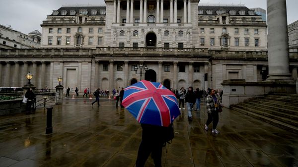 Uma mulher com um guarda-chuva em frente ao Banco da Inglaterra, no distrito financeiro de Londres. Reino Unido, 3 de novembro de 2022 - Sputnik Brasil
