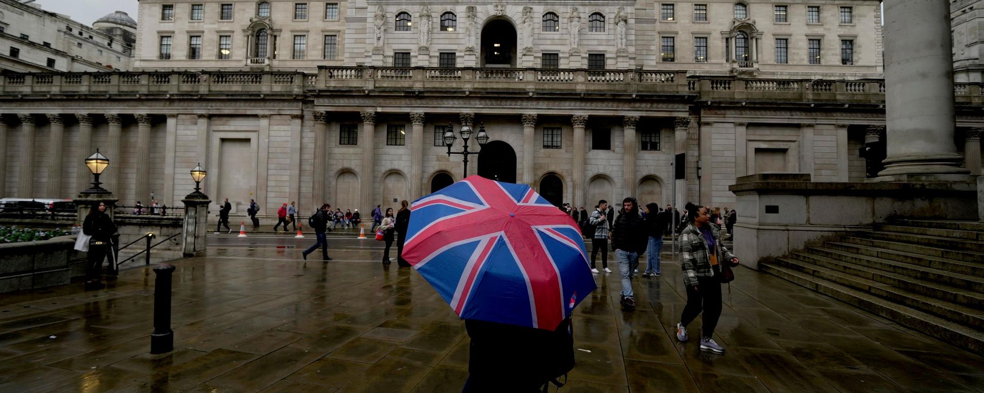 Uma mulher com um guarda-chuva em frente ao Banco da Inglaterra, no distrito financeiro de Londres. Reino Unido, 3 de novembro de 2022 - Sputnik Brasil, 1920, 06.10.2026