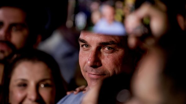 O senador Flávio Bolsonaro (PL-RJ) fala com jornalistas após resultados do primeiro turno das eleições de 2026, Brasília, 4 de outubro de 2026 - Sputnik Brasil