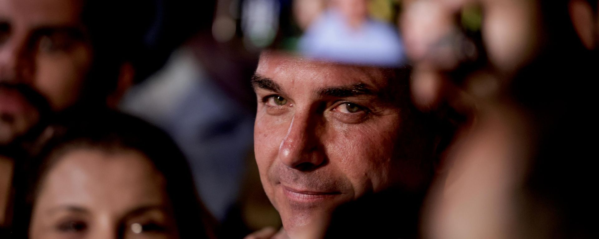 O senador Flávio Bolsonaro (PL-RJ) fala com jornalistas após resultados do primeiro turno das eleições de 2026, Brasília, 4 de outubro de 2026 - Sputnik Brasil, 1920, 10.10.2026