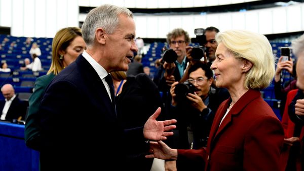 O primeiro-ministro do Canadá, Mark Carney, conversa com a presidente da Comissão Europeia, Ursula von der Leyen, em Estrasburgo, na França, em 17 de setembro de 2026 - Sputnik Brasil