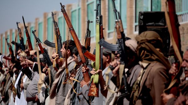 Homens do movimento Ansar Allah, do Iêmen, seguram armas em manifestação, em 7 de outubro de 2026 - Sputnik Brasil