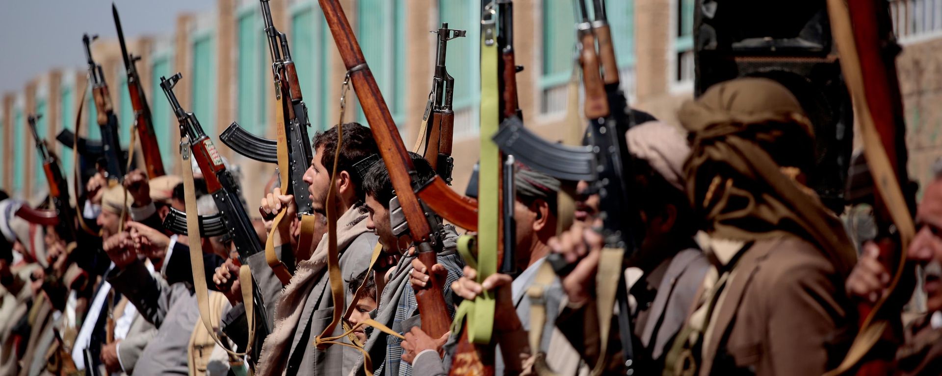Homens do movimento Ansar Allah, do Iêmen, seguram armas em manifestação, em 7 de outubro de 2026 - Sputnik Brasil, 1920, 07.10.2026