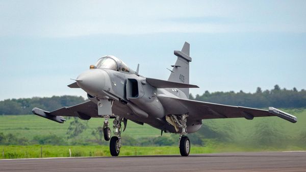 Voo inaugural do caça Gripen E produzido pela Embraer, em parceria com a Saab, em Gavião Peixoto. 7 de outubro de 2026 - Sputnik Brasil